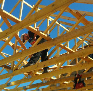 Assemblage d'une charpente industrielle (fermettes) par l'entreprise Leduc Charpente près de Nantes