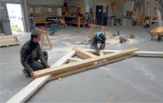 Assemblage d'une charpente bois  traditionnelle dans notre atelier de Ligné