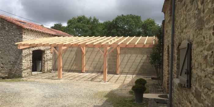 Fabrication et pose d'un carport bois par l'entreprise Leduc Charpente