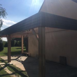 Carport bois réalisé par Leduc Charpente à Ligné