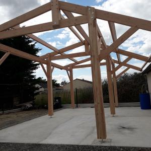 construction préau  bois par l'entreprise leduc Charpente 